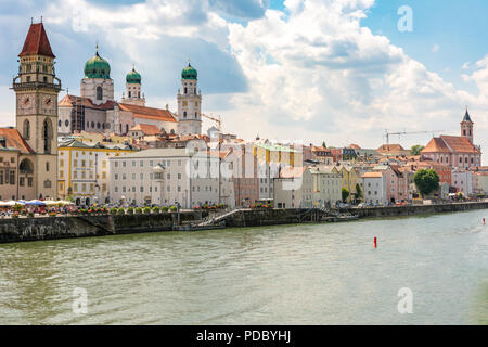 PASSAU, Deutschland - Juli 14: Ufer der Donau in Passau, Deutschland Am 14. Juli 2018. Foto von Prinzregent-Luitpold Brücke mit Blick t Stockfoto