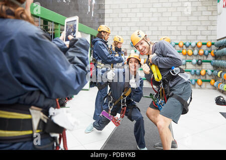 Verspielter Freunde in Zip Line equipment Posing Stockfoto