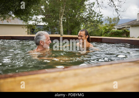 Vater und Sohn entspannen im Whirlpool Stockfoto