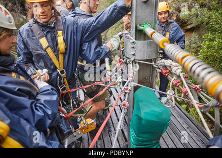 Menschen bereiten Zip Line Geräte Stockfoto