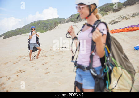 Gleitschirme mit Ausrüstung am Strand Stockfoto