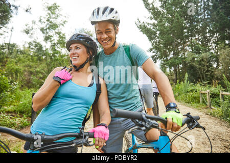 Glücklich, zärtlich junges paar Mountainbiken Stockfoto