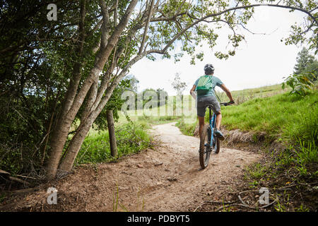 Man Mountainbiken auf ländlichen Trail Stockfoto