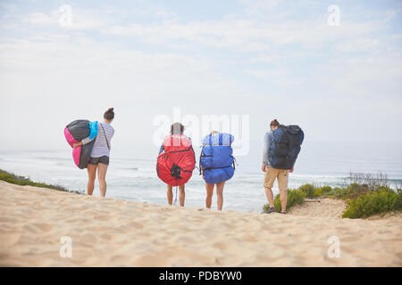 Gleitschirme mit Fallschirm Rucksäcke am Ocean Beach Stockfoto