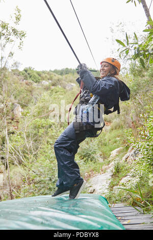 Glückliche Frau zip Futter in Holz Stockfoto