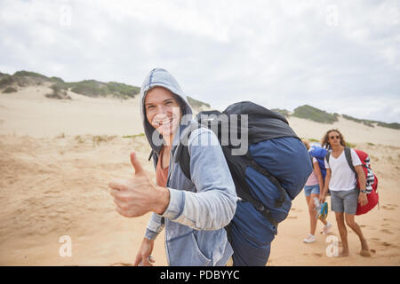 Portrait zuversichtlich Mann mit paragliding Fallschirm Rucksack am Strand Stockfoto