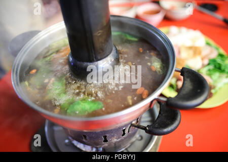 Asien, asiatische, Hintergrund, Beef Burger, Frühstück, Braun, Chinesisch, Nahaufnahme, Koch, Kochen, Speiseöl, Geschirr isoliert, Küche, lecker, Essen, Teller, dis Stockfoto