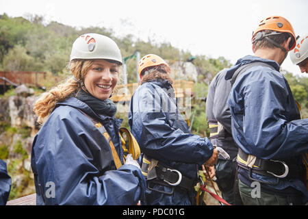 Portrait lächelnde Frau Vorbereiten der Zip Line Stockfoto