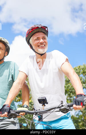 Portrait zuversichtlich reifer Mann Mountainbiken Stockfoto