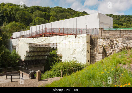 Die berühmte Eiserne Brücke über den Fluss Severn an Ironbridge, Shropshire, während der Reparatur- und Sanierungsarbeiten Stockfoto