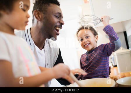 Verspielt Vater und Söhne backen in der Küche Stockfoto