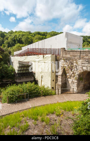 Die berühmte Eiserne Brücke über den Fluss Severn an Ironbridge, Shropshire, während der Reparatur- und Sanierungsarbeiten Stockfoto