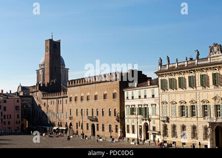 Die Piazza Sordello öffentlichen Platz in Mantua, Italien. Der Palazzo Castiglioni steht zwischen der Turm Torre della Gabbia (Cage) und der Palazzo Vescovi Stockfoto