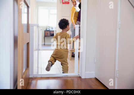 Cute baby boy Ausgleich in der Tür Stockfoto