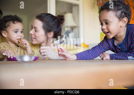 Mutter, Sohn am Tisch essen Stockfoto