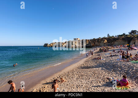 Badegäste in Batate Strand, Lagos, Algarve, Portugal Stockfoto