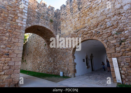 Arco/Porta de São Gonçalo, Mauern und Tor zur Altstadt von Lagos, Algarve, Portugal Stockfoto