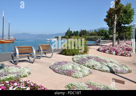 Promenade am Gardasee Bardolino in Italien Stockfoto