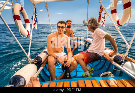 VERNAZZA (SP), Italien - 20. JUNI 2018: Touristen Spaß haben auf einem kleinen Boot in private Tour entlang der Küste der Nationalpark von fünf Länder Stockfoto