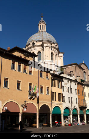 Pastellfarbenen Gebäude auf der Piazza delle Erbe öffentlichen Platz in Mantua, Italien. Die Kuppel der Basilica di Sant'Andrea Kirche kann über t gesehen werden. Stockfoto