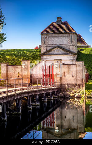 Leere Holzbrücke und Tore mit Laternen und alten Festung Struktur in Wasser, Kopenhagen, Dänemark Stockfoto