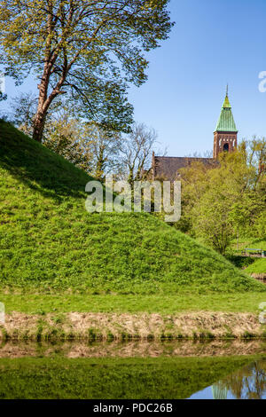 Grüne Hügel und Bäume in ruhigem Wasser und schönen alten Palast hinter, Kopenhagen, Dänemark wider Stockfoto