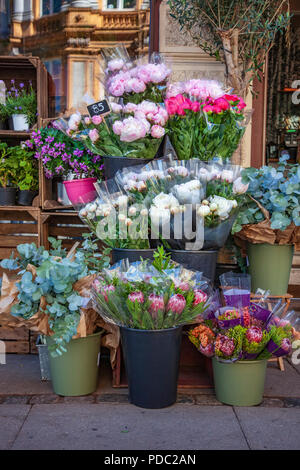 Verschiedene Blumen Blumensträuße in Eimer mit kreidetafel Stockfoto