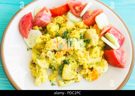 Marokkanisches Couscous mit Hähnchen. Stockfoto