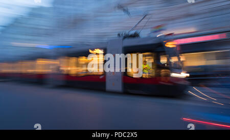 Slow Shutter-Speed, den Eindruck, die Tram, Zug, Straßenbahn, Rot, Wien, Österreich, Europa Stockfoto