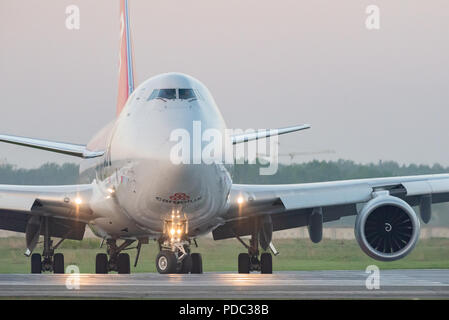 Nowosibirsk, Russland - Juni 7, 2018: Boeing 747-8R7F LX-VCF Cargolux Airlines International auf der Landebahn von tolmachevo International Airport Stockfoto
