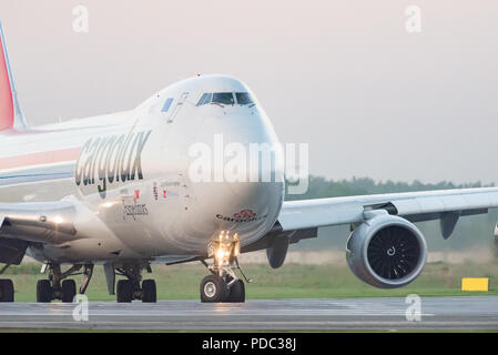 Nowosibirsk, Russland - Juni 7, 2018: Boeing 747-8R7F LX-VCF Cargolux Airlines International auf der Landebahn von tolmachevo International Airport Stockfoto