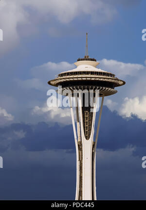 Die Space Needle in Seattle auf einem leicht bewölkt Tag Stockfoto