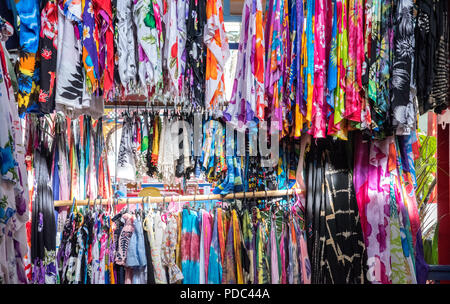 Ein geschäftiger Kleiderladen auf einem Markt in Victoria, Seychellen Stockfoto