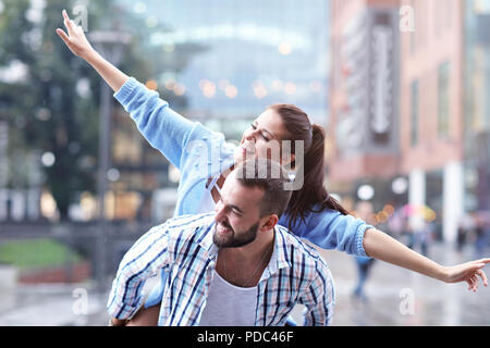 Glückliches Paar-dating in der Stadt Stockfoto