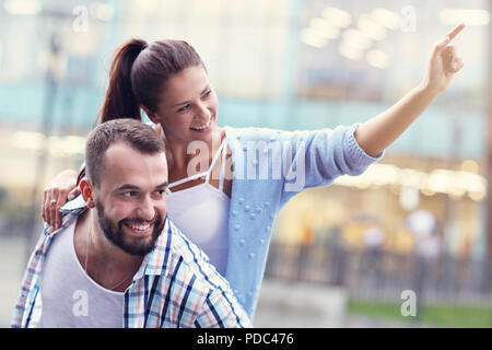 Glückliches Paar-dating in der Stadt Stockfoto