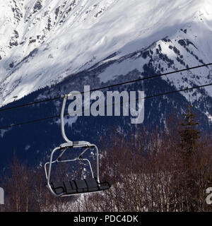 Skilift in Snowy Mountains bei Sun winter Tag. Kaukasus Berge. Hatsvali, Swaneti Region Georgiens. Quadratisches Bild. Stockfoto