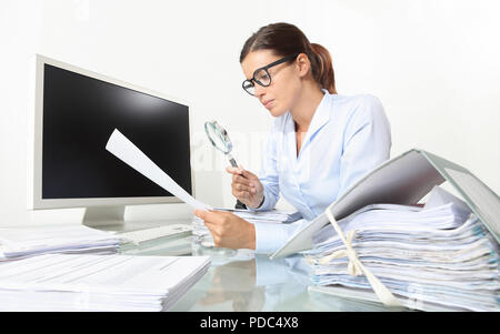 Business Woman in Office Dokumente und Verträge mit Lupe am Schreibtisch auf weißem Hintergrund sitzen Stockfoto