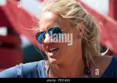 Attraktive blonde Frau, Sonnenbrille tragen, die Kamera nach links, Modell freigegeben. Stockfoto