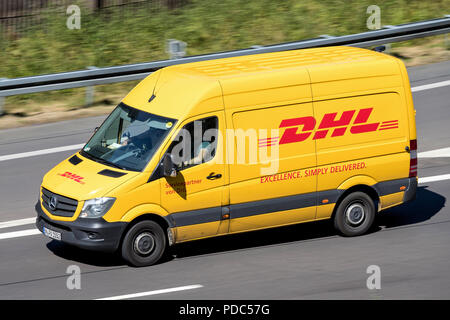 DHL-Lieferwagen auf der Autobahn. DHL ist eine Abteilung des Deutschen Logistikunternehmen Deutsche Post AG Die International Express Mail Service. Stockfoto