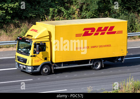 DHL-LKW auf der Autobahn. DHL ist eine Abteilung des Deutschen Logistikunternehmen Deutsche Post AG Die International Express Mail Service. Stockfoto