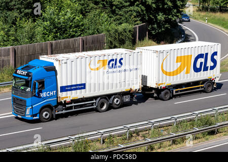 GLS-LKW auf der Autobahn. General Logistics Systems B.V. wurde 1999 gegründet und ist eine Tochtergesellschaft der britischen Post Royal Mail. Stockfoto