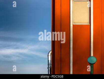 Orange Gebäude mit blauen Himmel hinter Stockfoto