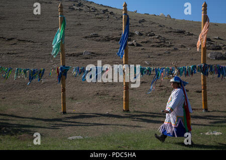 Ein schamane Spaziergänge rund um Sacred Mountain Erdyn in der Nähe von Baikal See in Irkutsk Region, Russland Stockfoto