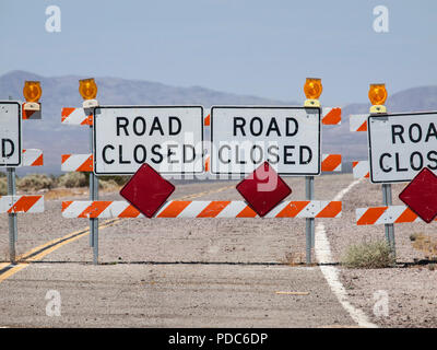 Autobahn Straße Schließung Zeichen und Barrikaden in der Nähe der Route 66 in der kalifornischen Mojave-Wüste. Stockfoto