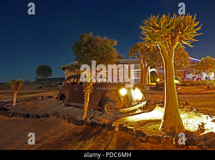 Eine ruinierte vintage American Auto unter einem Gemisch von künstlichem Licht und Moonlight am Canyon Roadhouse, Namibia fotografiert. Stockfoto