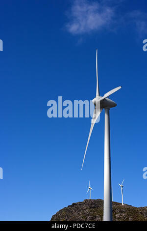 Wind Generator gegen deep blue sky in einem Berg Stockfoto