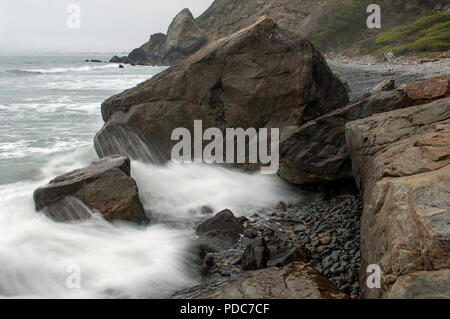 Wellen entlang der felsigen Küste auf steilen Schlucht Strand in Mount Tamalpais, CA Stockfoto