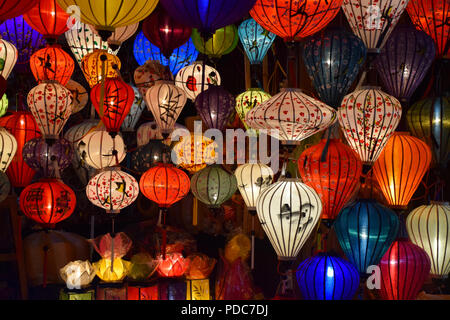 Typische Papierlaternen in der Nacht, Hoi An, Vietnam Stockfoto