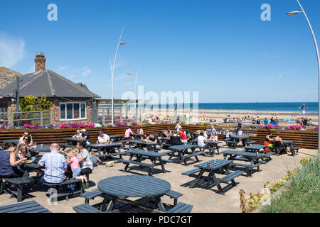 Promenade Terrasse am Sand Dancer Pub, Sandhaven Beach, South Shields, Tyne und Wear, England, Vereinigtes Königreich Stockfoto