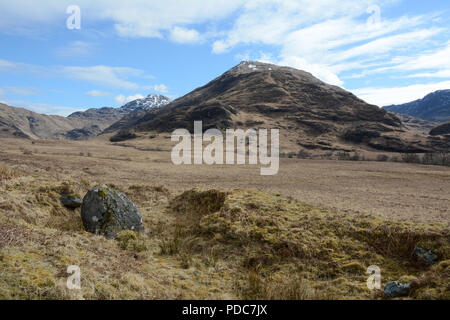 Die Berge entlang der Strecke, die von Inverie auf Kinloch Hourn in die schottischen Highlands, Knoydart Halbinsel im Nordwesten von Schottland, Großbritannien. Stockfoto